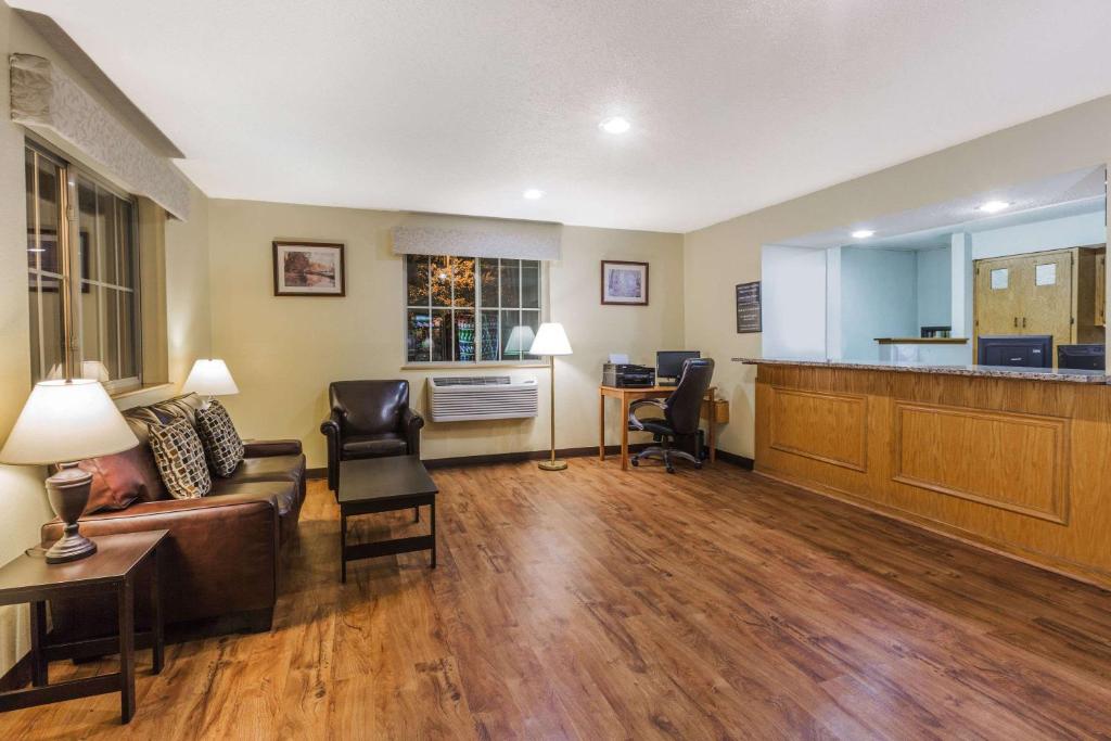 Super 8 by Wyndham Stroudsburg photo 1