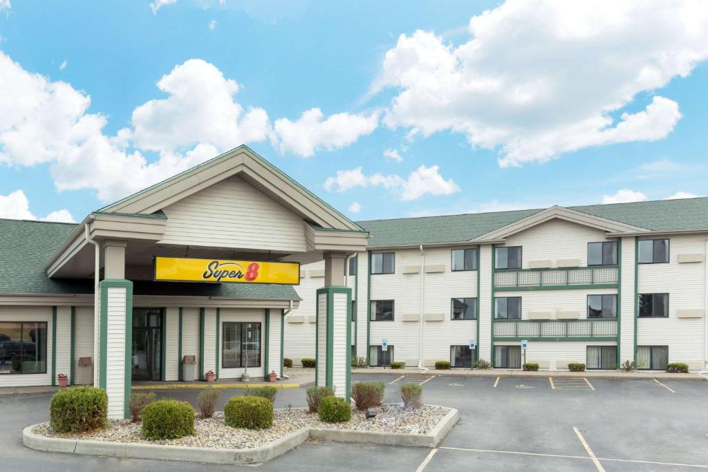 Super 8 by Wyndham Wisconsin Dells image