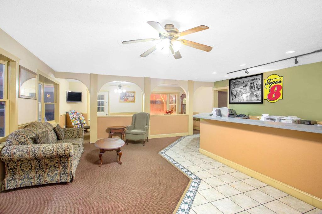 Super 8 by Wyndham Christiansburg photo 2