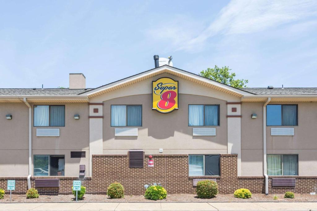 Super 8 by Wyndham Hampton image