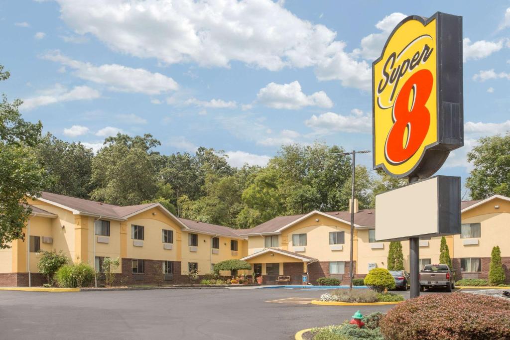 Super 8 by Wyndham Radford VA photo 1