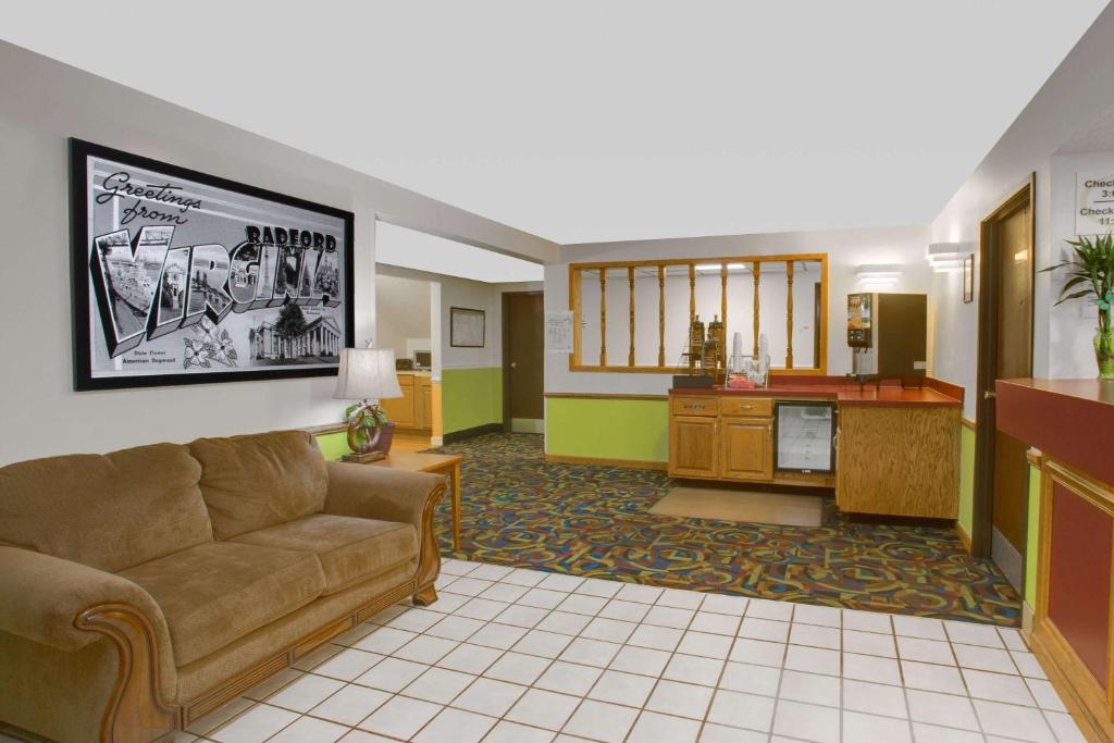 Super 8 by Wyndham Radford VA photo 2