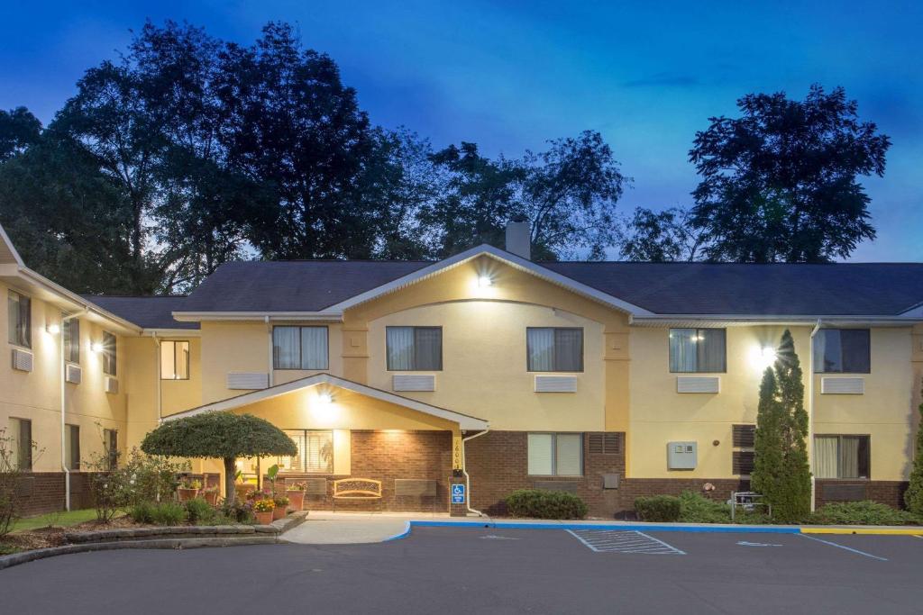 Super 8 by Wyndham Radford VA image