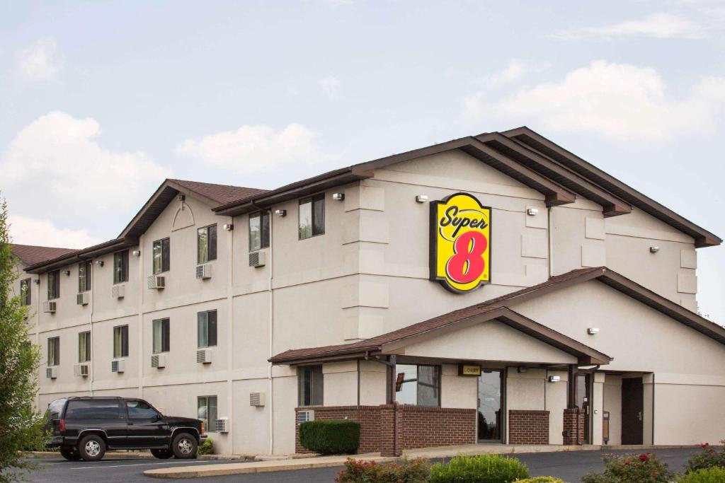Super 8 by Wyndham Lexington VA image