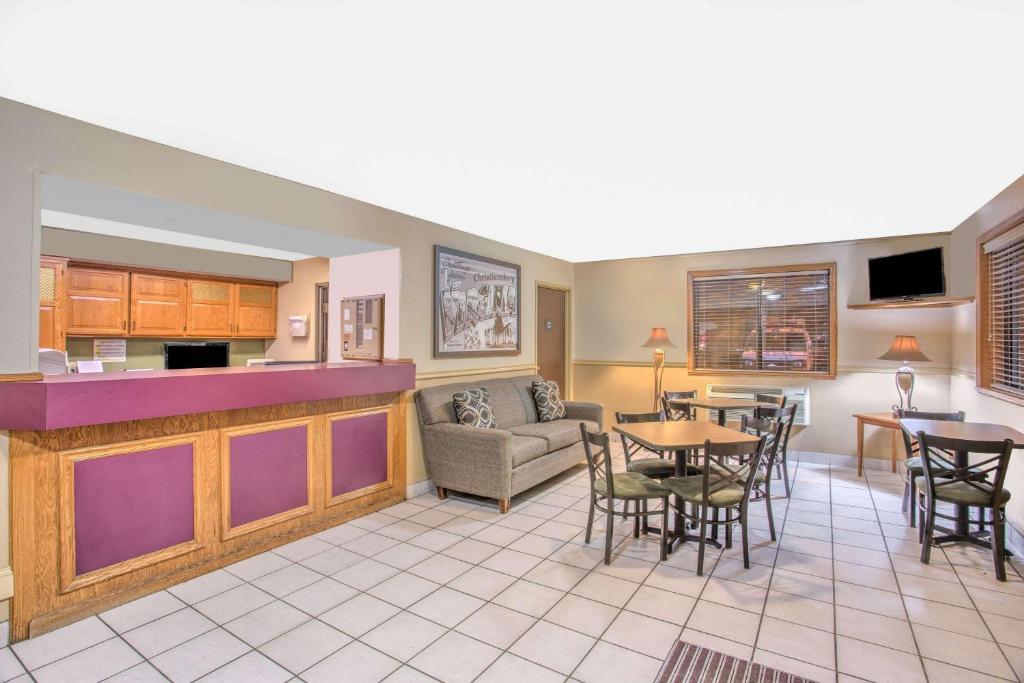 Super 8 by Wyndham Christiansburg/Blacksburg Area photo 1
