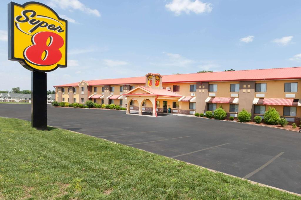 Super 8 by Wyndham Bowling Green South image