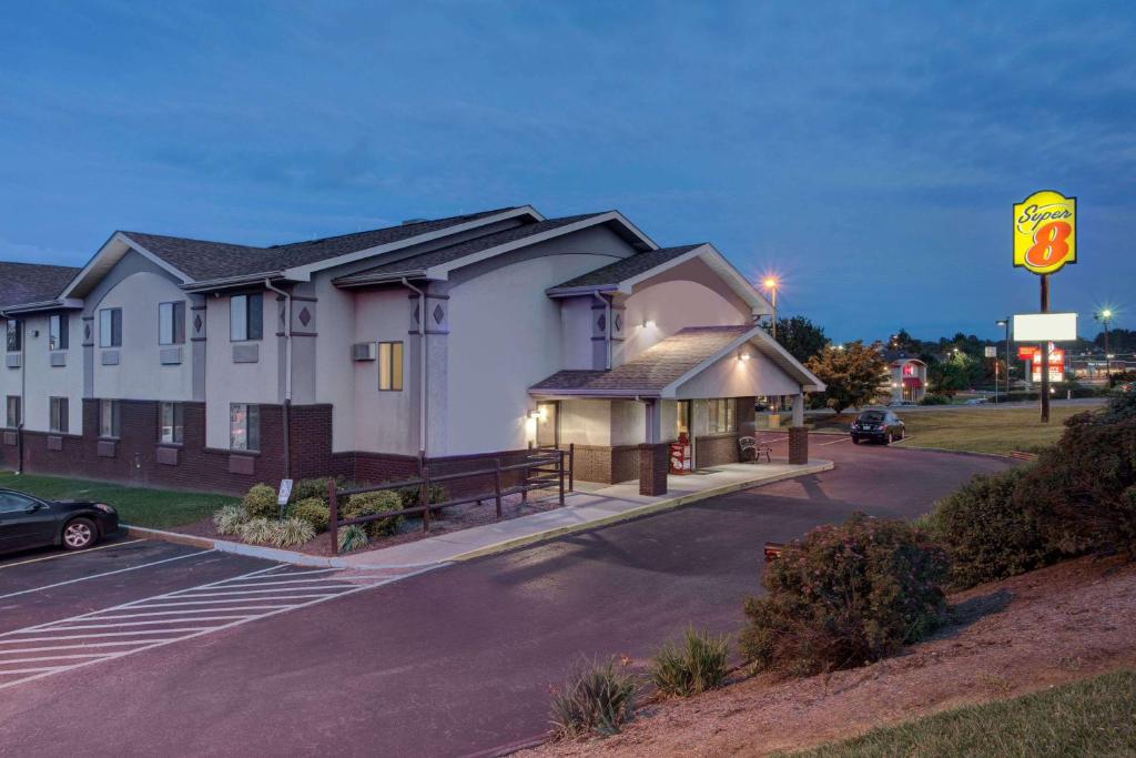 Super 8 by Wyndham Christiansburg/Blacksburg Area image