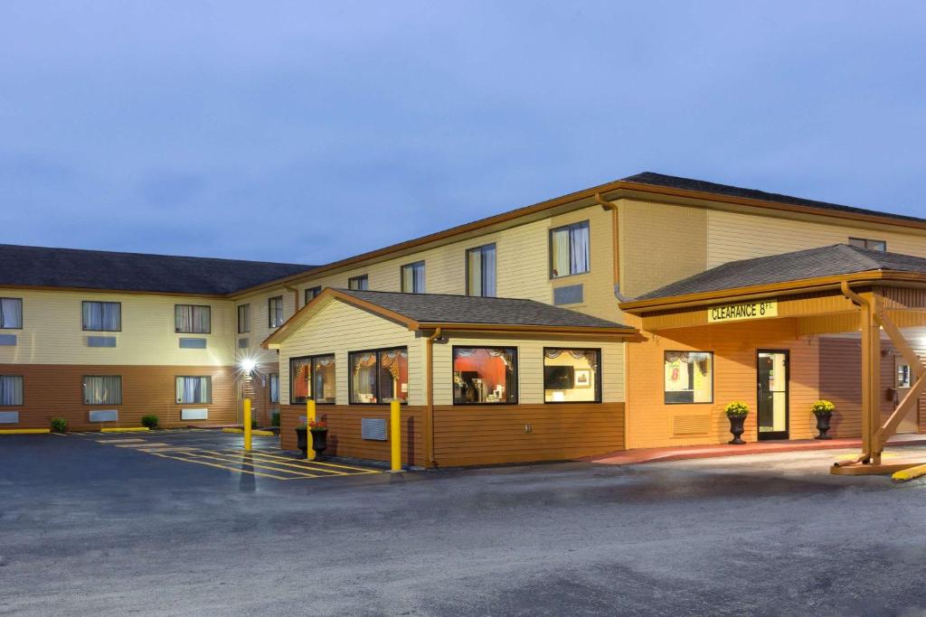 Super 8 by Wyndham Richmond image