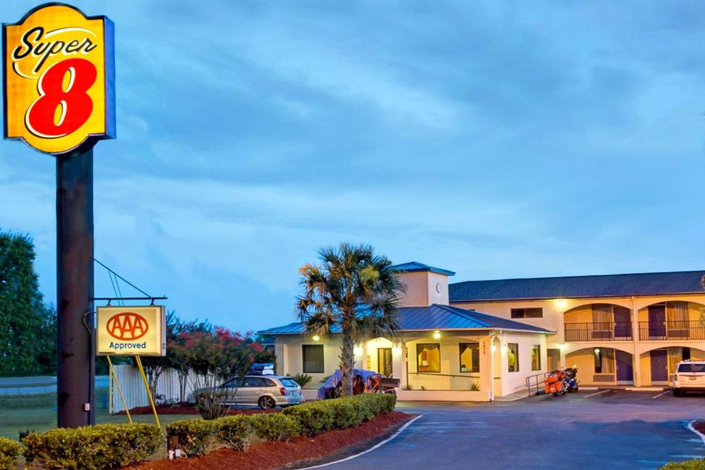 Super 8 by Wyndham Walterboro photo 2