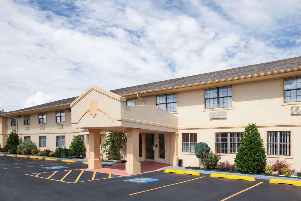 Super 8 by Wyndham Sulphur image