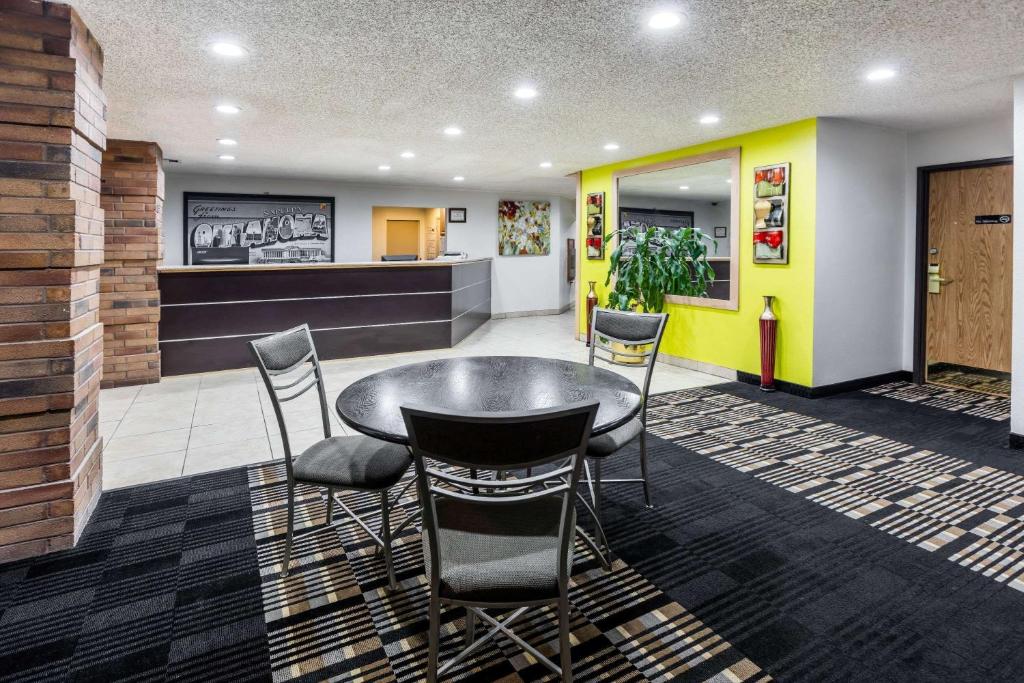 Super 8 by Wyndham Sapulpa/Tulsa Area photo 2