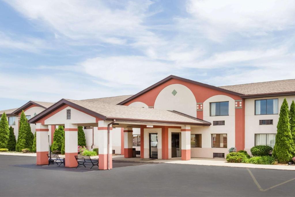 Super 8 by Wyndham Plymouth image