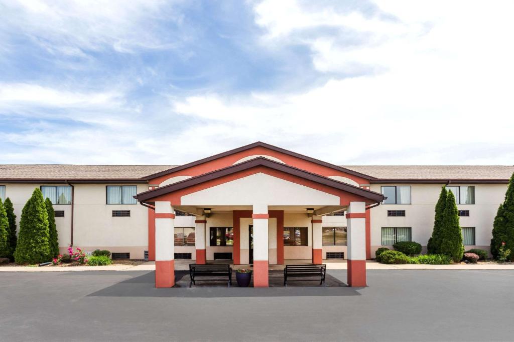 Super 8 by Wyndham Plymouth photo 1