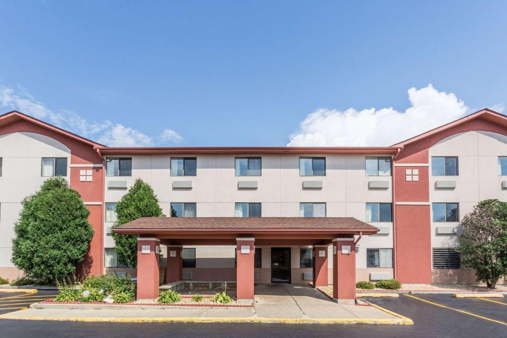 Super 8 by Wyndham St. Charles image
