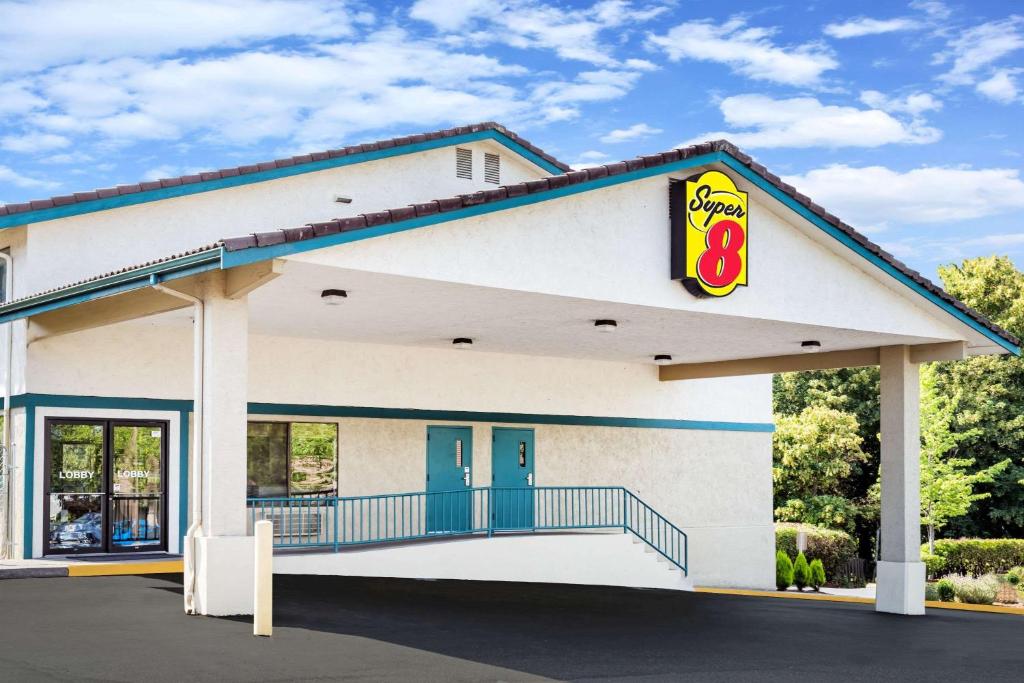 Super 8 by Wyndham Bremerton image