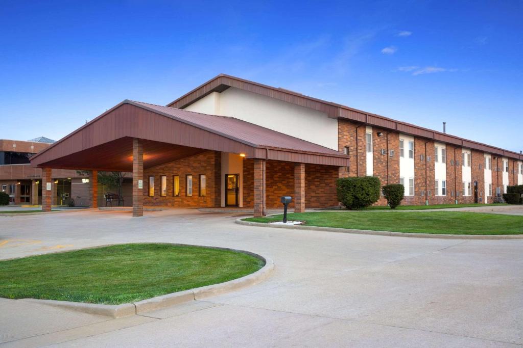 Super 8 by Wyndham Tuscola image