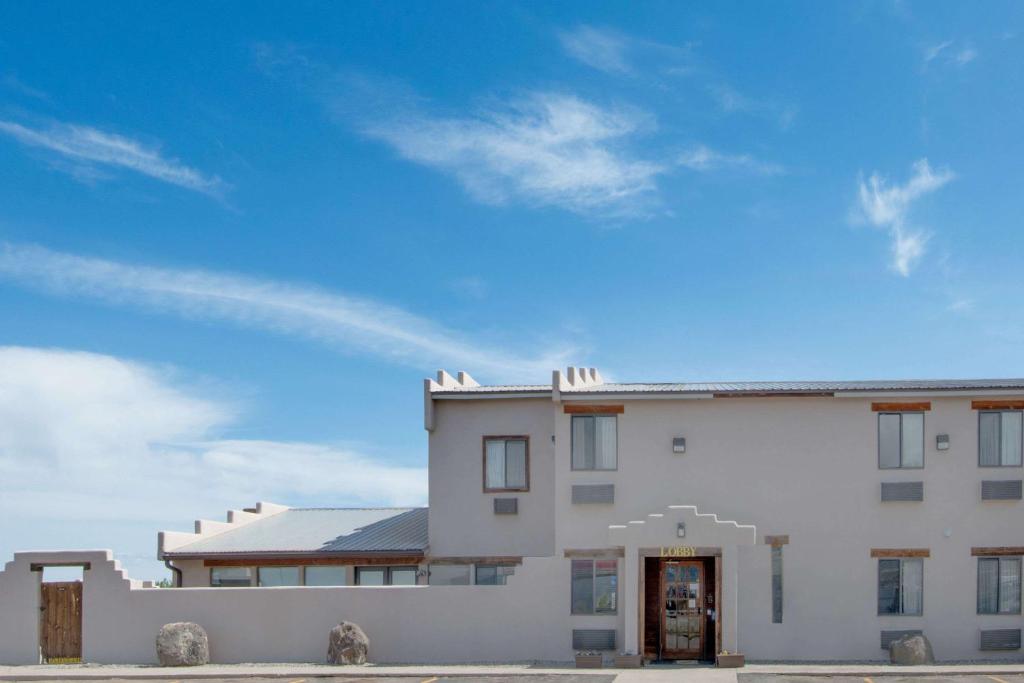Super 8 by Wyndham Taos image