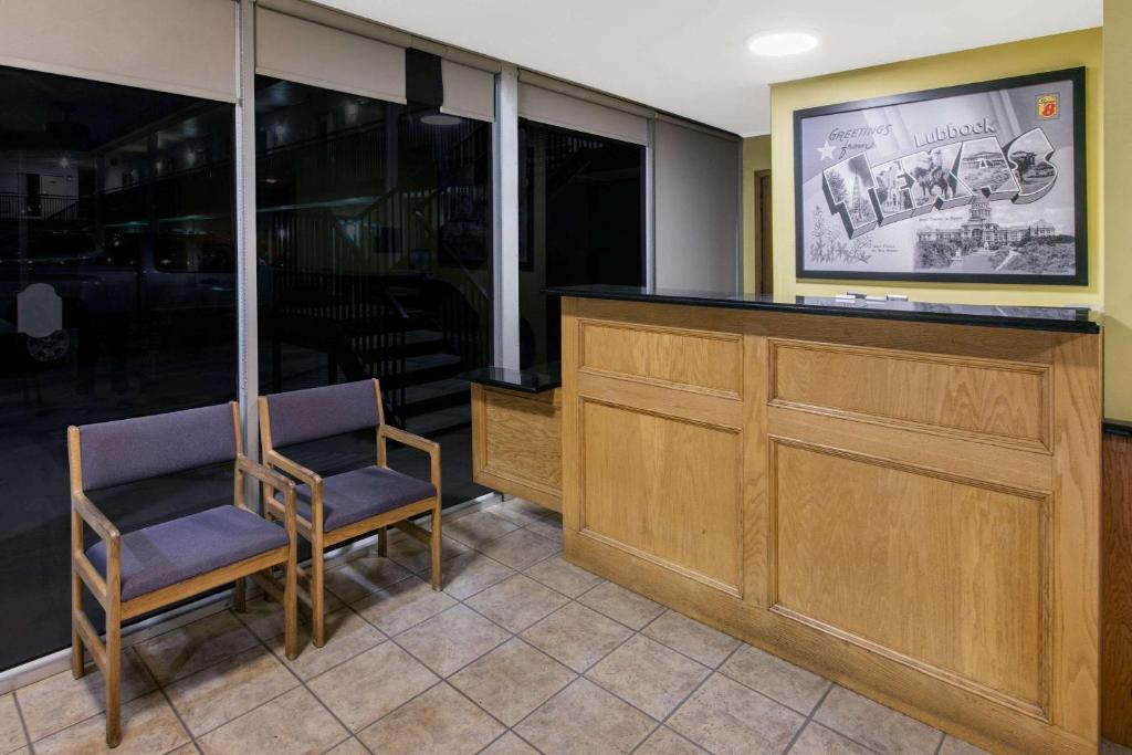 Super 8 by Wyndham Lubbock Civic Center North photo 2