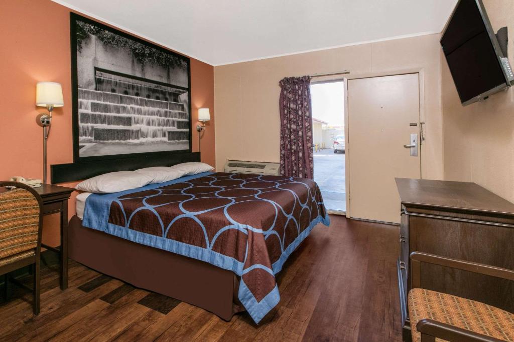 Super 8 by Wyndham Lubbock Civic Center North photo 3