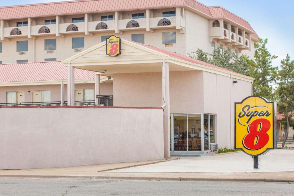 Super 8 by Wyndham Lubbock Civic Center North photo 1