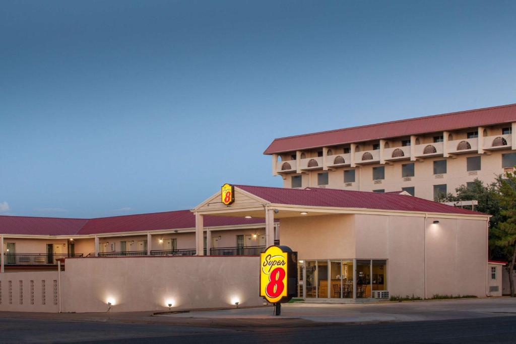 Super 8 by Wyndham Lubbock Civic Center North image
