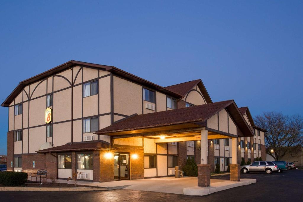Super 8 by Wyndham Woodstock image
