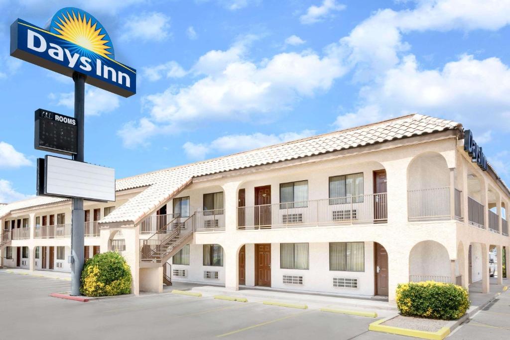 Days Inn by Wyndham Kingman East image