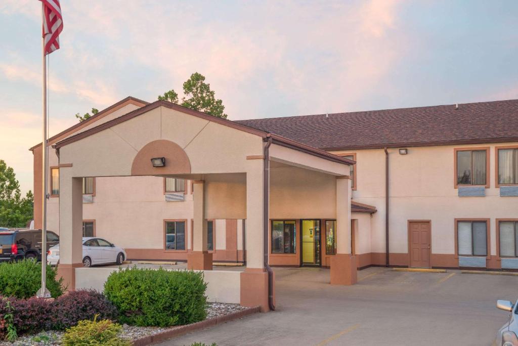 Super 8 by Wyndham Vincennes image