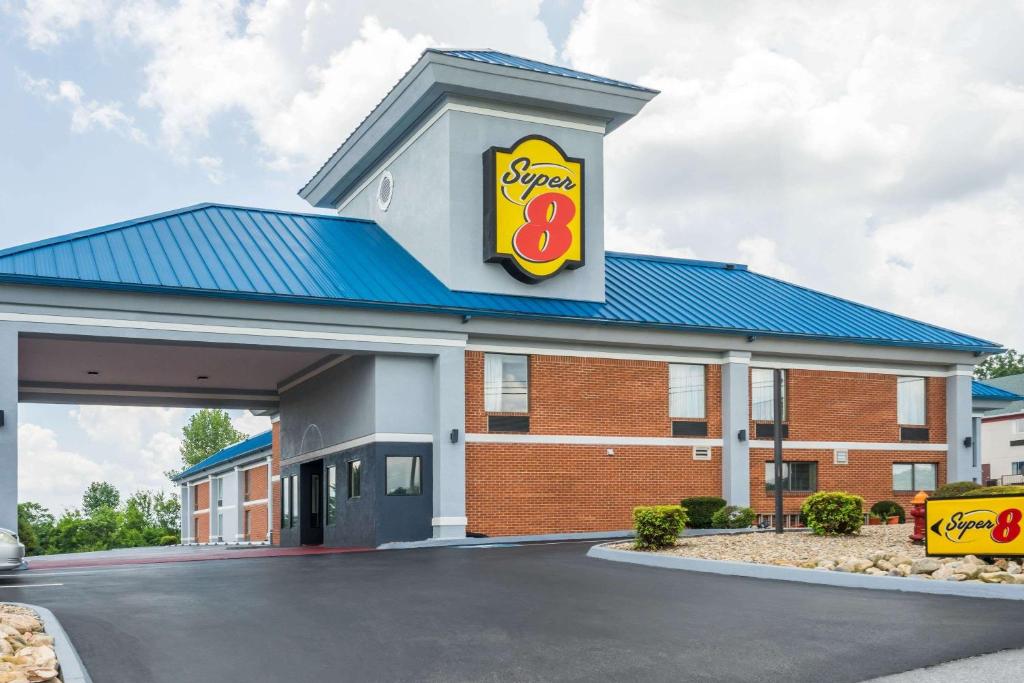 Super 8 by Wyndham Dandridge image