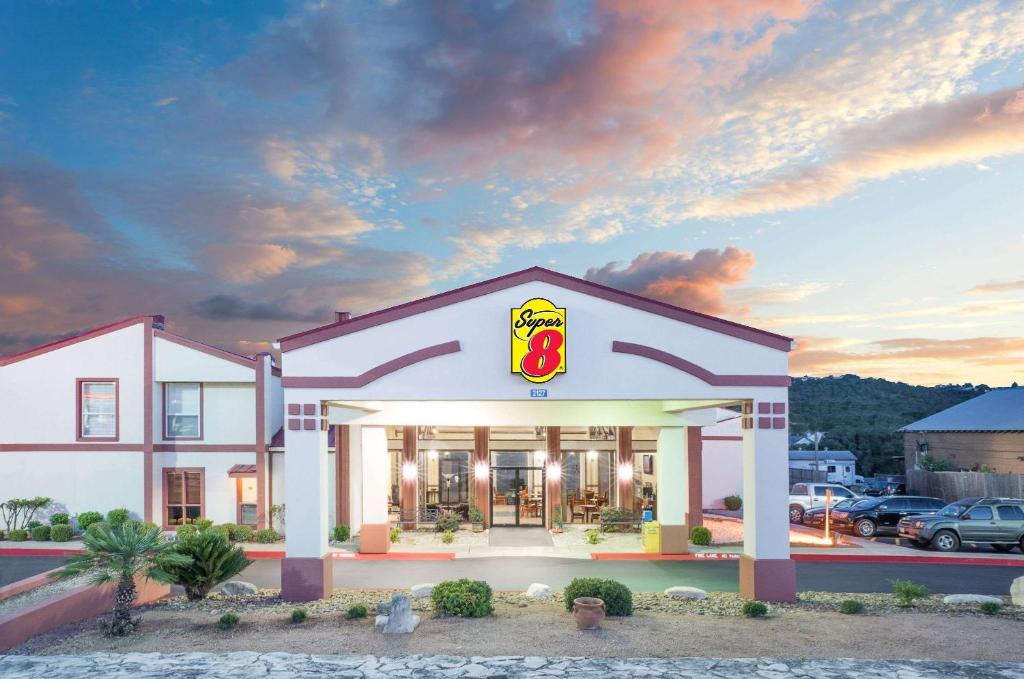 Super 8 by Wyndham Kerrville TX image