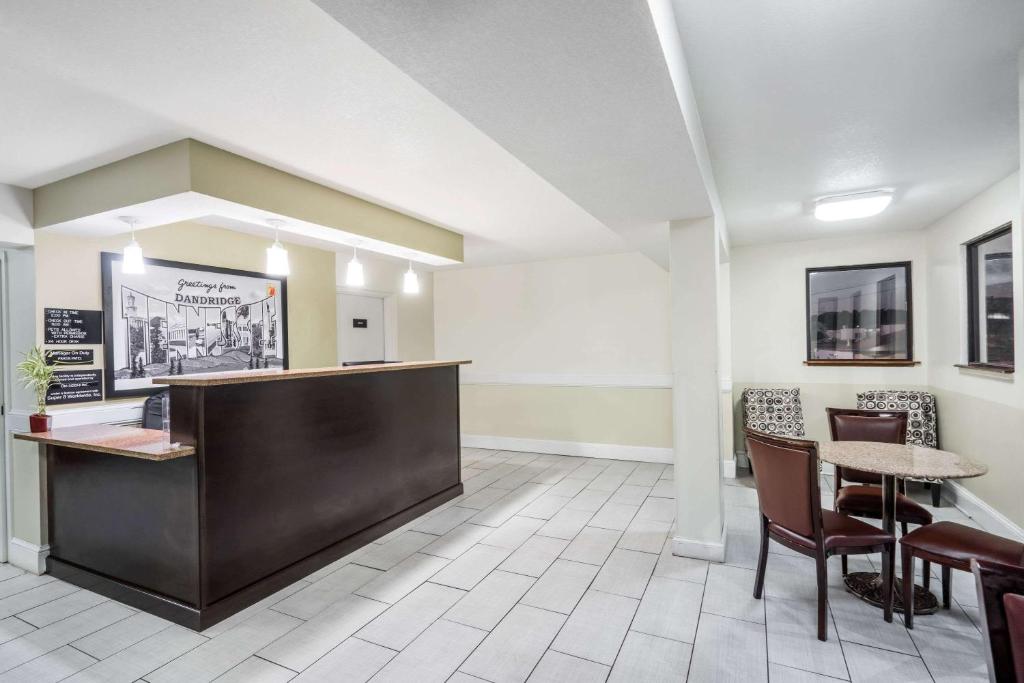 Super 8 by Wyndham Dandridge photo 2