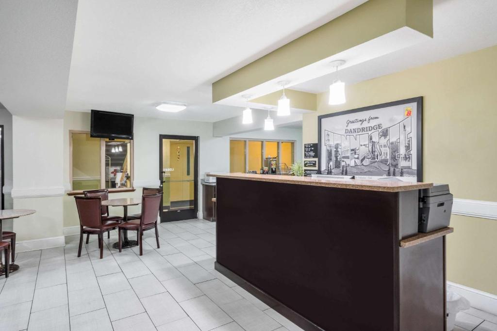 Super 8 by Wyndham Dandridge photo 1