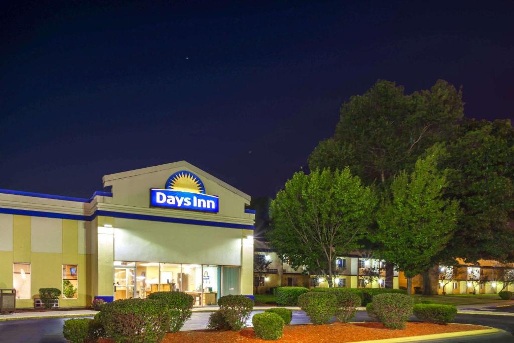 Days Inn by Wyndham Portage photo 1