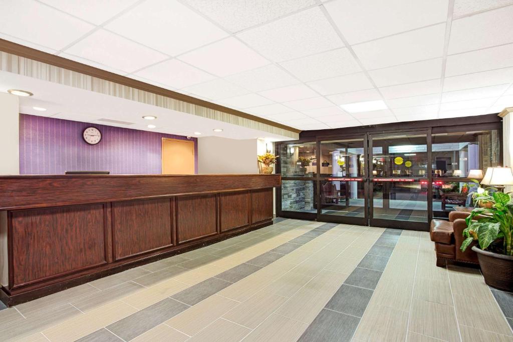 Days Inn by Wyndham Newport News City Center Oyster Point photo 2