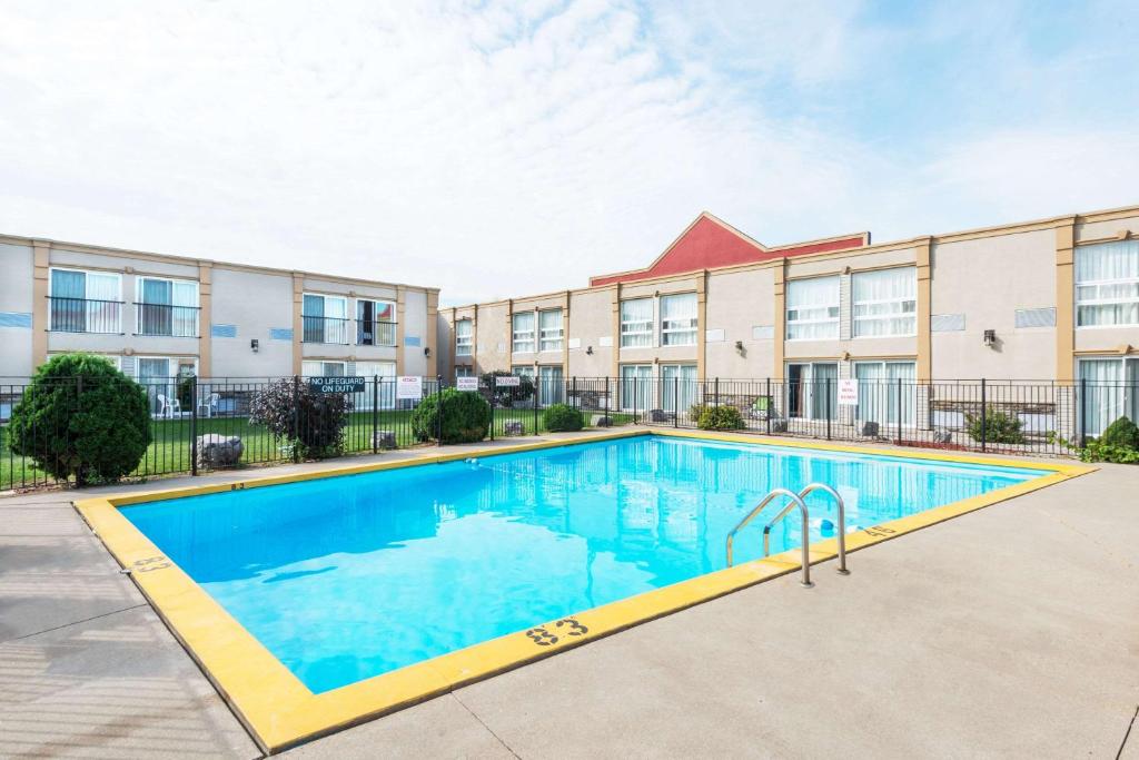 Super 8 by Wyndham Cambridge/Kitchener/Waterloo Area photo 3