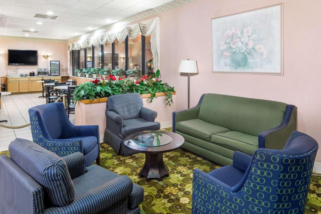 Days Inn by Wyndham Walterboro photo 1