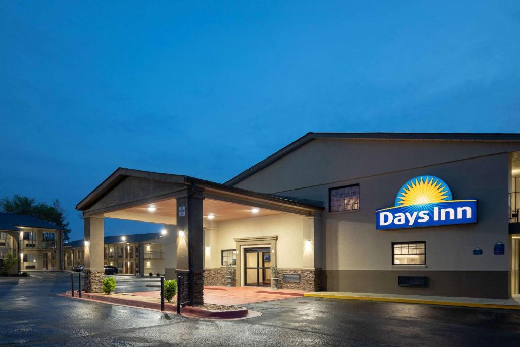 Days Inn & Suites by Wyndham Athens Alabama image