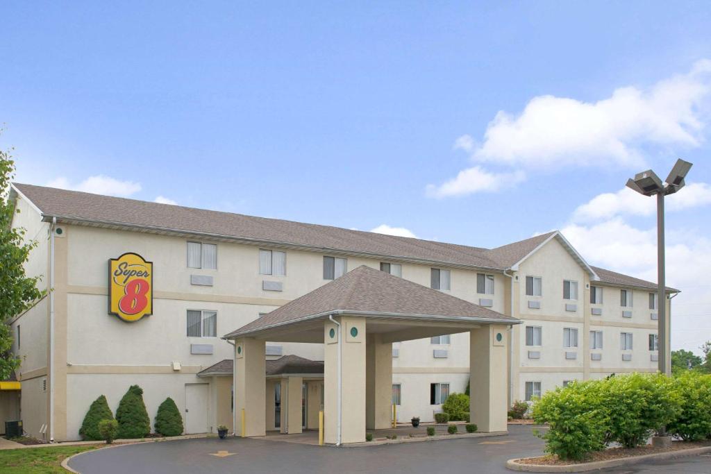 Super 8 by Wyndham Pontoon Beach IL/St. Louis MO Area image