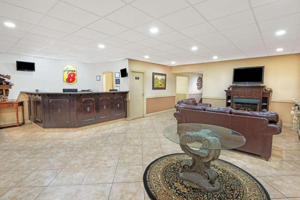 Super 8 by Wyndham Cambridge/Kitchener/Waterloo Area photo 2