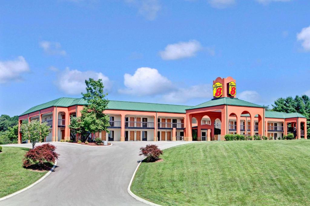 Super 8 by Wyndham Knoxville East image