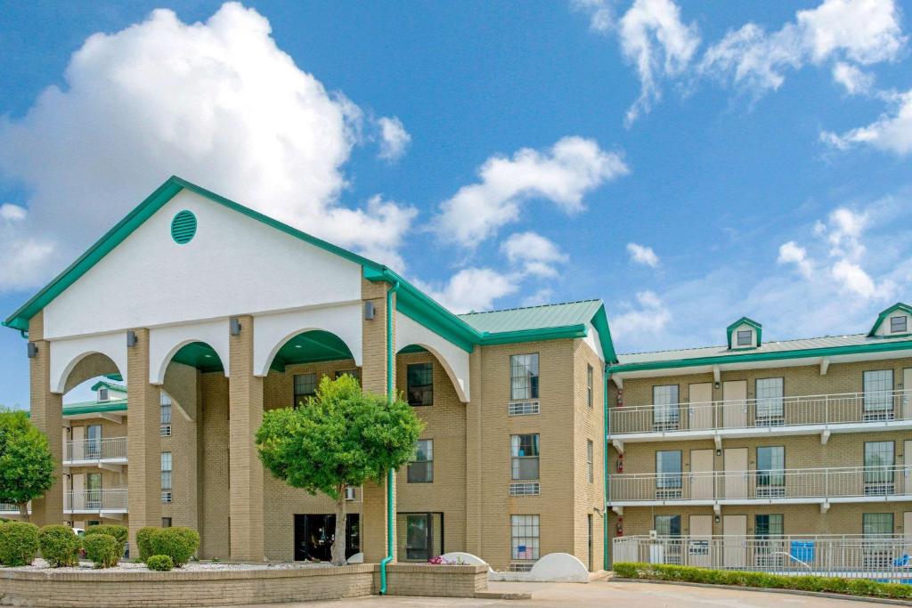 Super 8 by Wyndham Lakeland image
