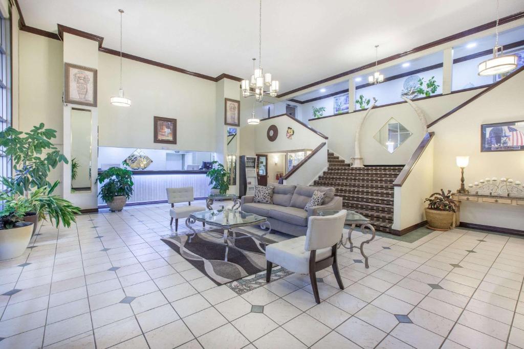 Super 8 by Wyndham Tyler TX photo 1