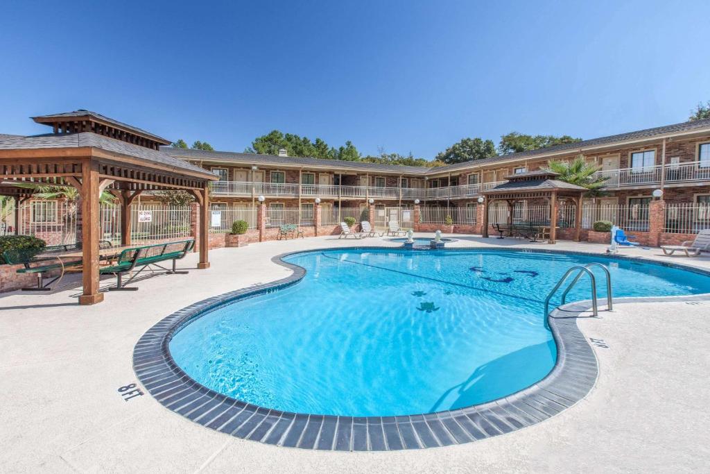 Super 8 by Wyndham Tyler TX photo 3