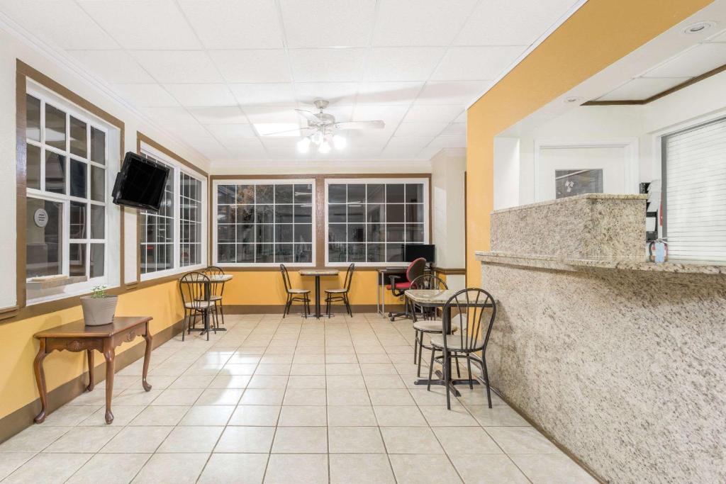Super 8 by Wyndham Santee photo 3