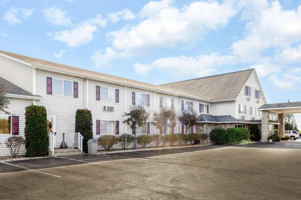 Super 8 by Wyndham St. Ignace image