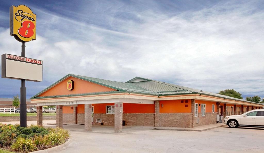Super 8 by Wyndham Siloam Springs image