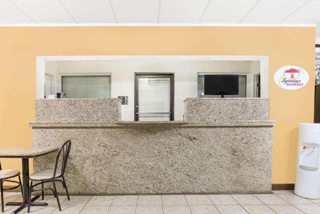 Super 8 by Wyndham Santee photo 2