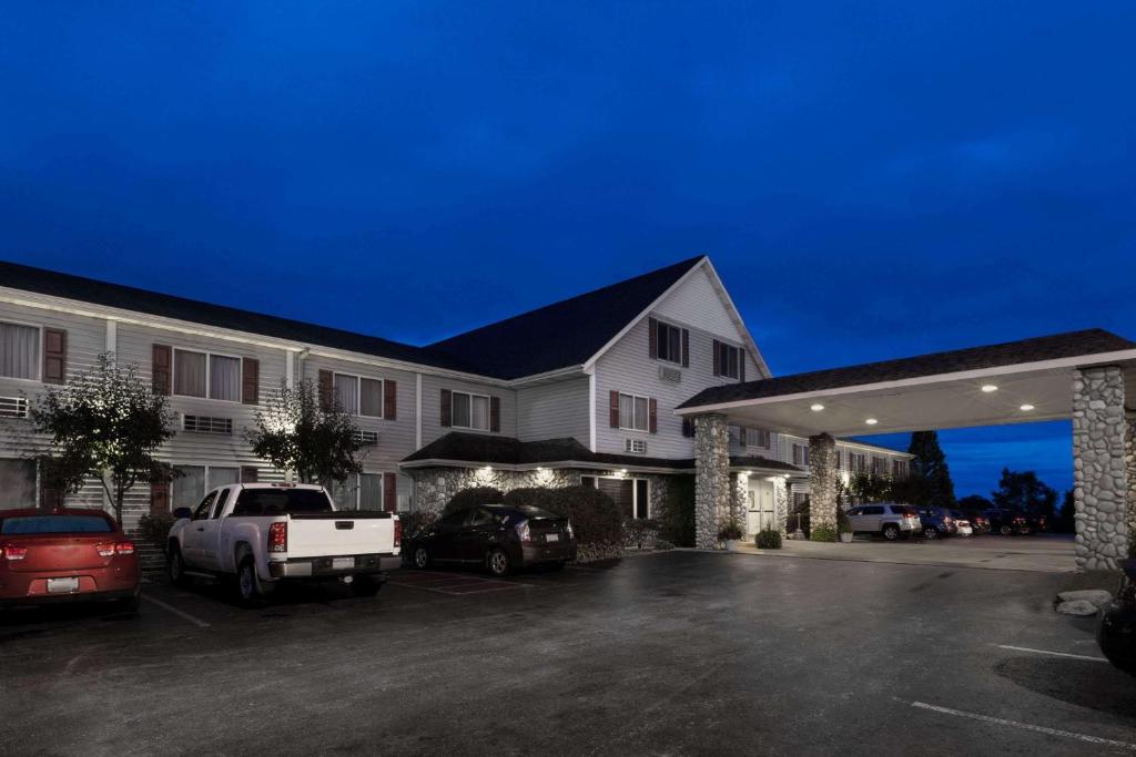 Super 8 by Wyndham St. Ignace photo 1