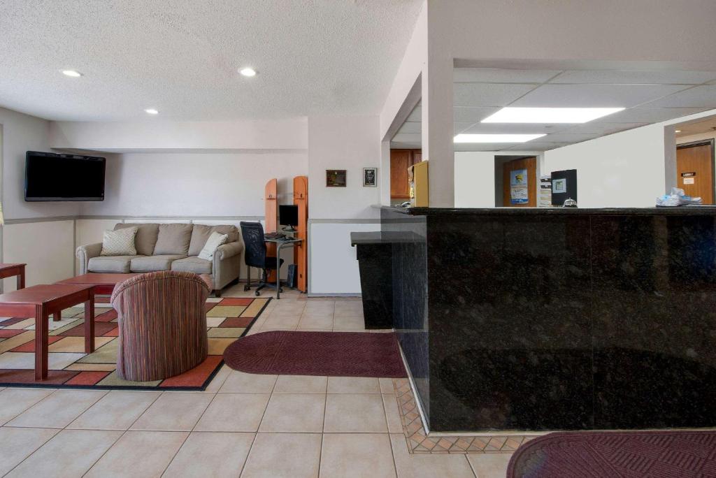 Super 8 by Wyndham College Station photo 1