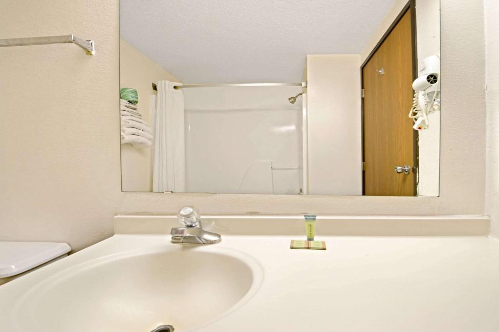 Super 8 by Wyndham Plano/Dallas Area photo 3